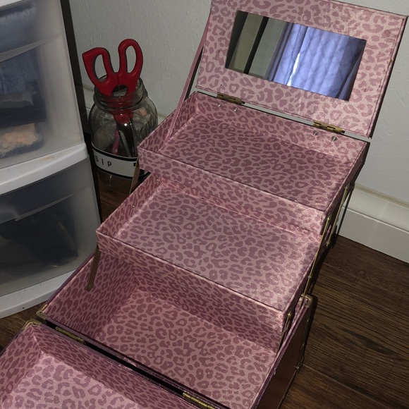 makeup case!! - Picture 4 of 7